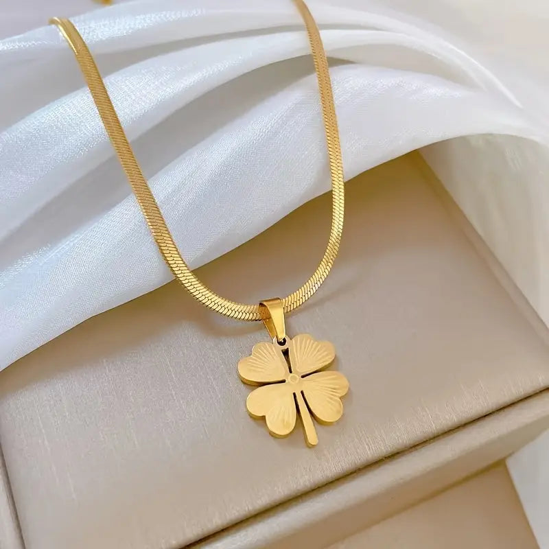 Elegant Clover pendant necklace