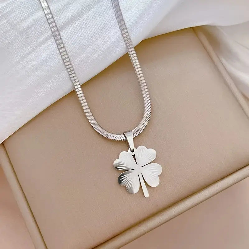Elegant Clover pendant necklace