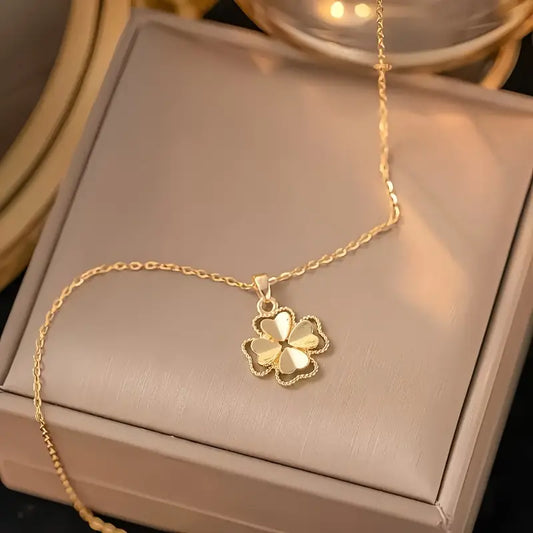 Clover pendant necklace
