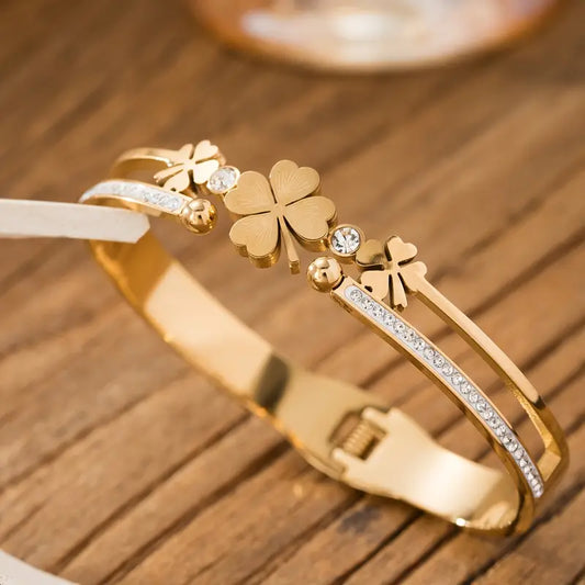 Elegant clover bangle