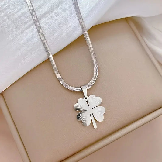 Elegant Clover pendant necklace