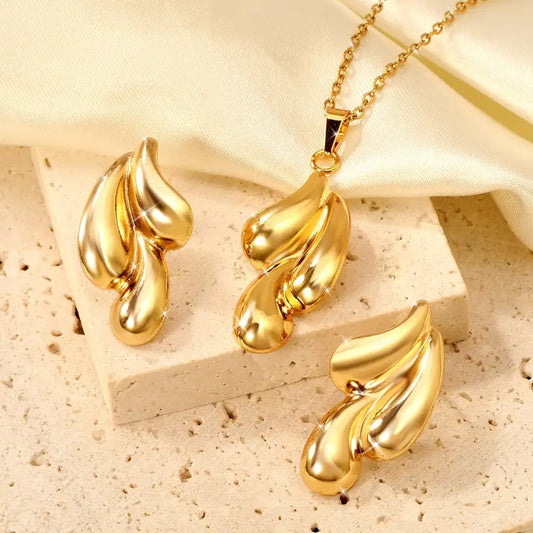 Elegant teardrop pendant set